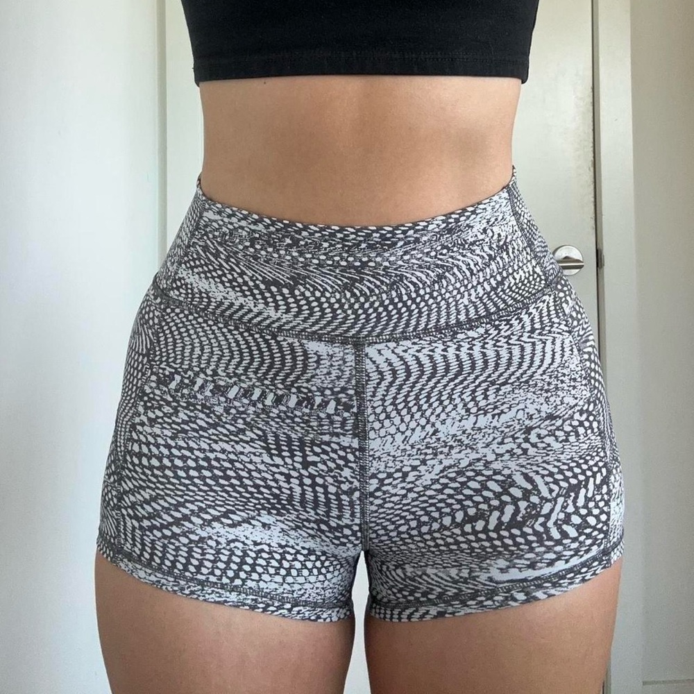 Lululemon Align Black And Gray Patterned Shorts! - image 3